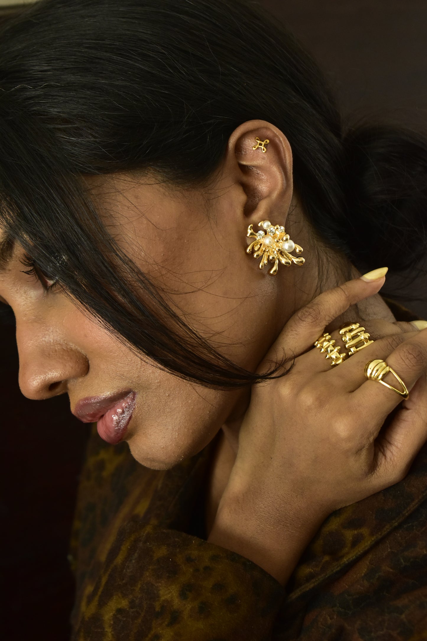 Meher Pearl-Gold Abstract Studd