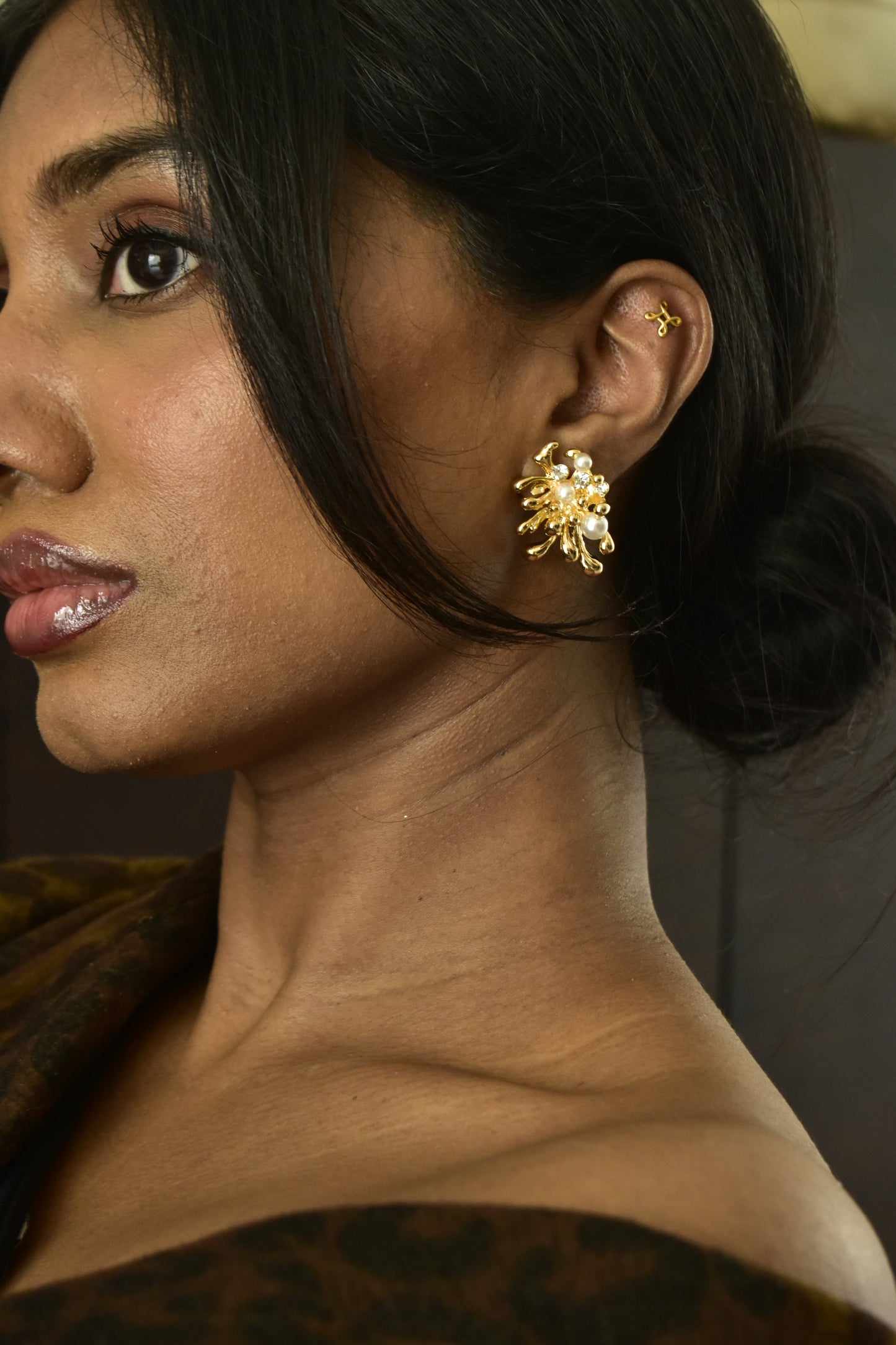 Meher Pearl-Gold Abstract Studd